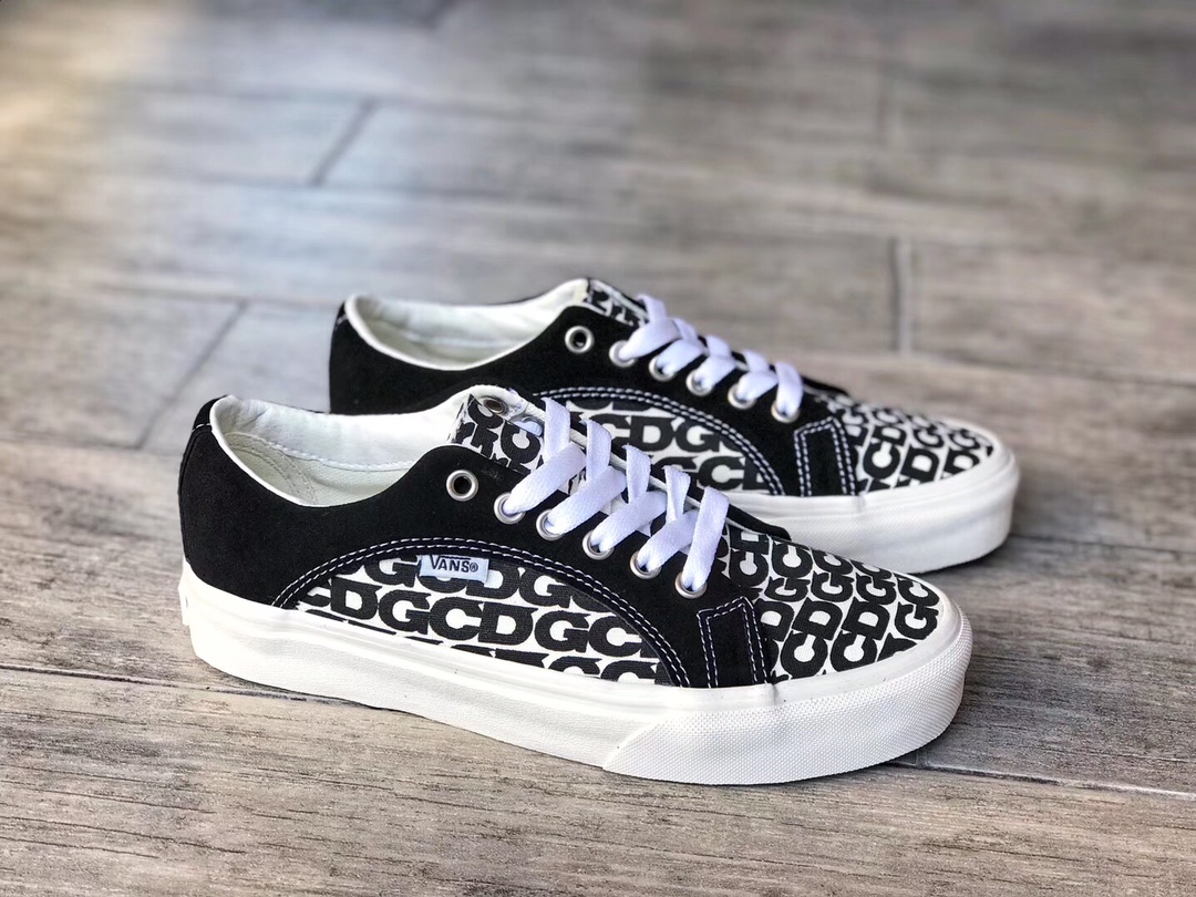 价格调整#
本地自取💰1 30
19ss Vans x CDG新一代联名款‼️
Comme des Garcons x Vans Authentic CDG Logo 川久保玲 万斯19款联名限定 
2019年，Vans继续与CDG携手推出新一季联名，相较18款联名，此款鞋身采用黑色裁边与满印“CDG”字母logo相融合，营造极为强烈的视觉冲击效果，颇具高级街头风，喜爱高街风的鞋头不容错过！
Size：35 36 36.5 37 38 38.5 39 40.5 41 42 42.5 43 44