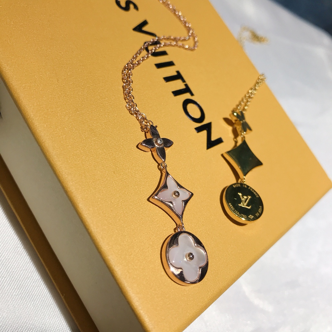 NO:102441,Return As a little fairy, how can you lose a fairy spirit? L three flowers irregular white shell necklace Absolute fairy beauty original button rose gold/k yellow spot, Lv necklace, louis vuitton, necklace19860909回货 作为小仙女,怎么能少一口仙气呢 L三花不规则白贝项链 绝对的仙美丫 原版扣 玫金/k黄现货,Lv项链,louis vuitton,necklace,Jewelry