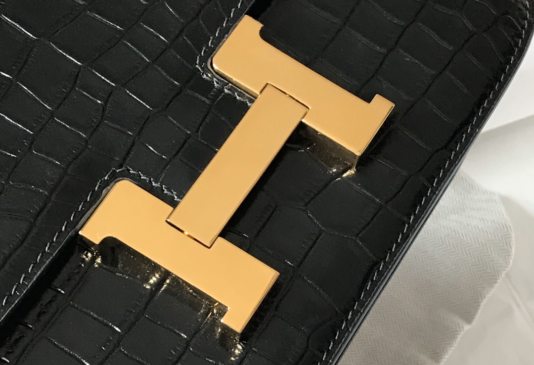 Hermès Constance Alligator Leather Crossbody Bag with Gold Hardware, 18/23cm 7 i1575448977 4372 5