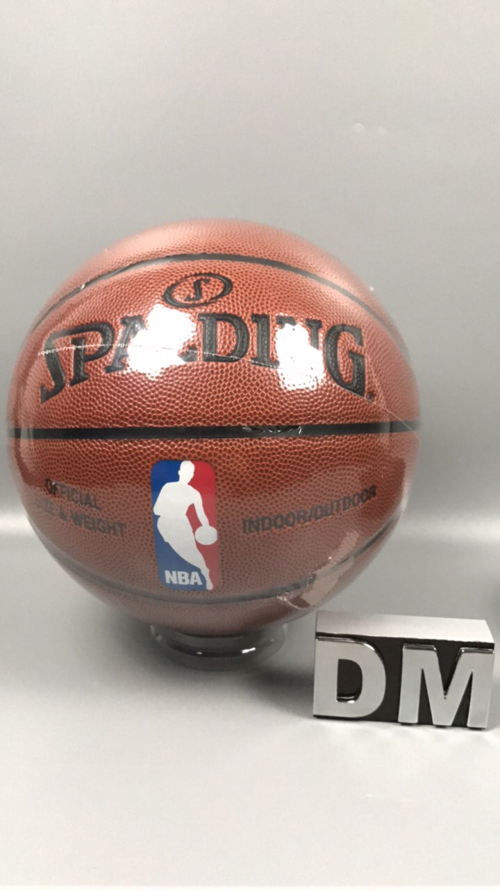 本地自取:75
正品Spalding斯伯丁男子7号比赛专用篮球 
型号74-602Y【耐磨软皮】
品名:NBA比赛用球
系列:经典系列 
规格:7号（标准球 ）
场地:适合室内室外
🏀正品篮球🏀官方防伪🏀品质保证🏀

另售:🔥🔥
————————————————
配件：气筒+2球袋+球针+网兜 💰加10元。
————————————————
斯伯丁单肩球包另加:25元
————————————————

🔥注意事项🔥: 

充气前请充分湿润球针，用肥皂水为佳，防止气门受损，造成气门漏气。
