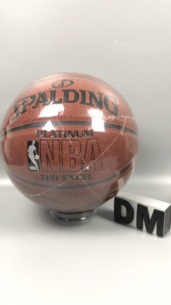 本地自取95
正品Spalding斯伯丁男子7号成人篮球 
型号74-605Y【超磨软皮】
品名:NBA比赛用球
系列:经典系列 
规格:7号（标准球 ）
场地:适合室内室外
🏀正品篮球🏀官方防伪🏀品质保证🏀
另售：
————————————————
配件：气筒+球袋+2球针+网兜 加10元。
————————————————
斯伯丁单肩球包另加:25元。
———————————————
🔥🔥注意事项🔥🔥:

充气前请充分湿润球针，用肥皂水为佳，防止气门受损，造成气门漏气。

本地现货！！有量有价！！主推另询价！！
