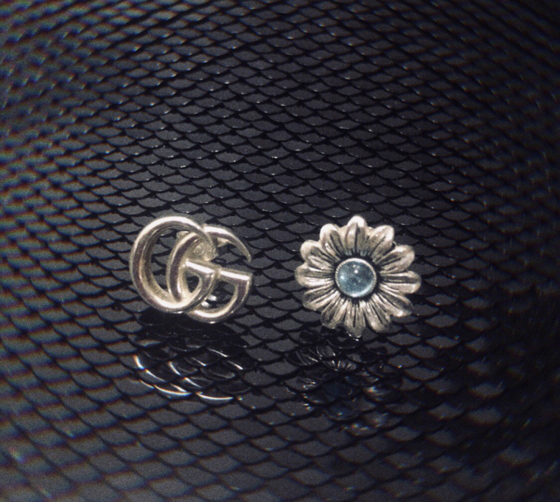 NO:102867,Asymmetrical earrings In GUCCI's kaleidoscope world, the obsession with the natural world is mixed with various elements that reflect the brand's tradition. One earring is the brand's classic double G pattern, the other is the flower shape. Gucci earrings, gucci, gucci, earrings19860909不对称耳钉 在GUCCI的万花筒世界里,对自然世界的迷恋混杂了体现对品牌传统敬意的各种元素.一只耳环为品牌经典双G图案,另一只为花朵造型.,古驰耳钉,gucci,gucci,earrings,Jewelry