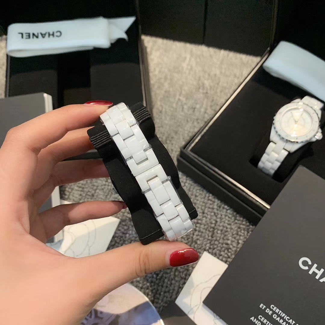 Chanel 香奈儿J12更是买了不后悔之最系列 和CF一样 不过时 高精密陶瓷设计 不容易刮花氧化