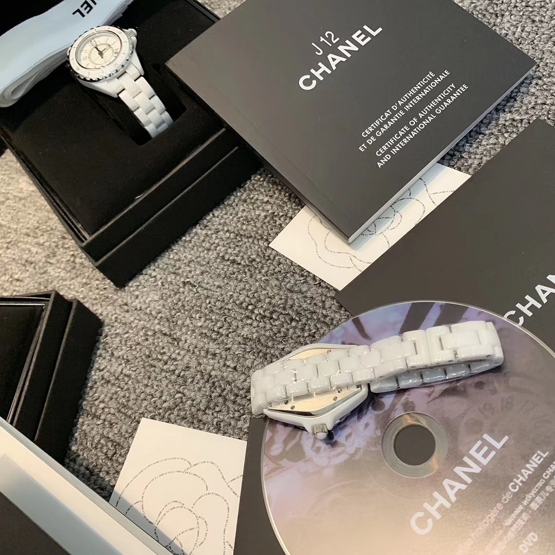 Chanel 香奈儿J12更是买了不后悔之最系列 和CF一样 不过时 高精密陶瓷设计 不容易刮花氧化
