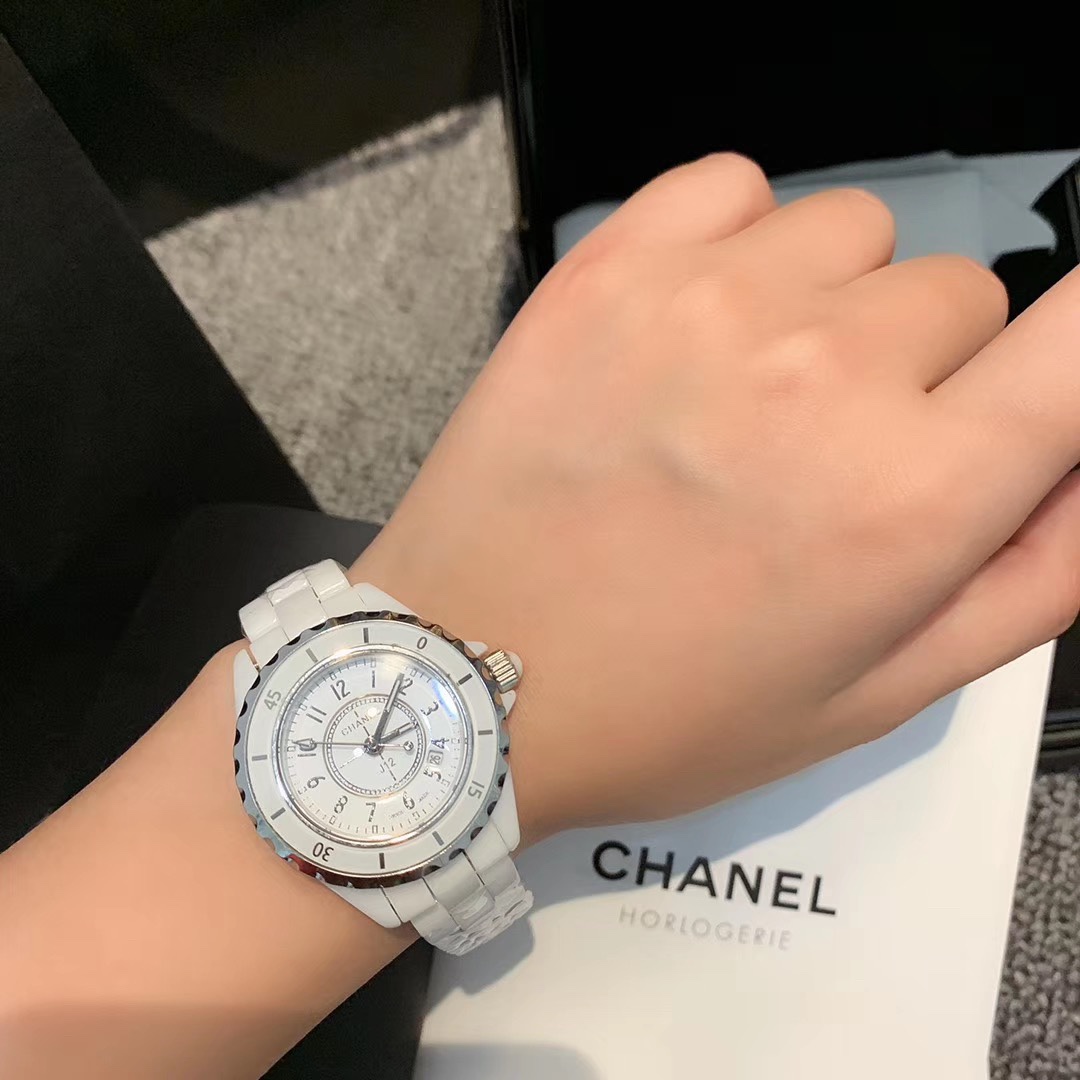 Chanel 香奈儿J12更是买了不后悔之最系列 和CF一样 不过时 高精密陶瓷设计 不容易刮花氧化