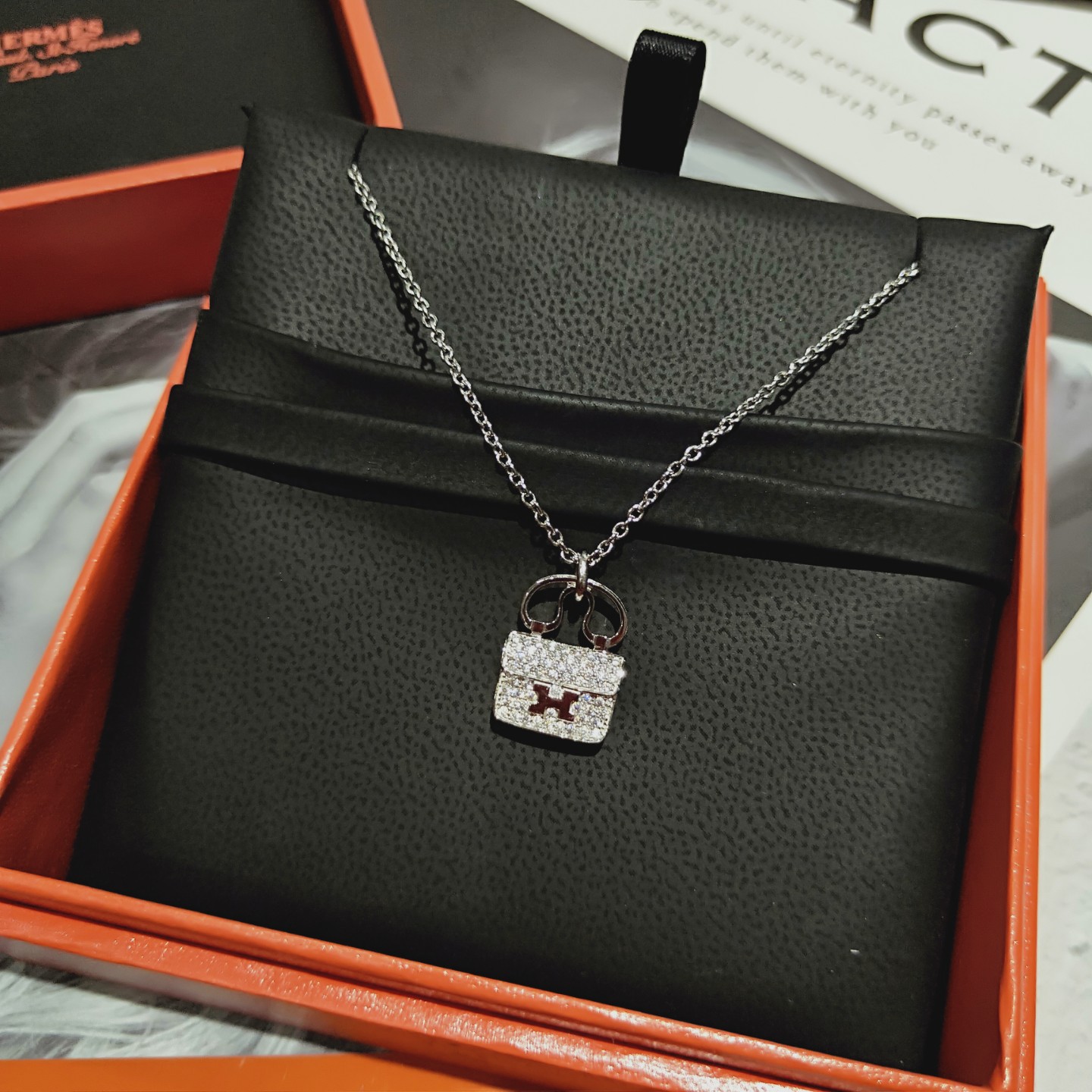 NO:669505,Herm*s Kang Kang bag necklace purchased from z and developed with perfect details. Two anti-counterfeiting steel seals at the bottom. Note that there is no logo on the back of z. The plum blossom nails are purely hand-set. Electroplated thick gold 1 meter. Platinum in stock. Rose gold in stock. Hermes, necklace, Cartier high-end jewelry.19860909Herm*s康康包项链 购z开发 细节完美 底部两个防伪钢印 注意z的背面是没有任何logo的 梅花钉纯手镶 电镀厚金1咪 白金现货 玫瑰金现货,,hermes,necklace,卡迪亚高端饰品,Jewelry