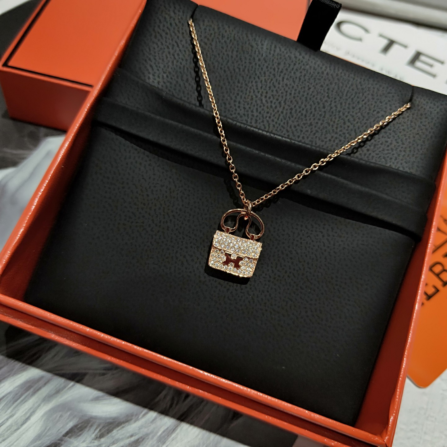 NO:669503,Herm*s Kang Kang bag necklace purchased from z and developed with perfect details. Two anti-counterfeiting steel seals at the bottom. Note that there is no logo on the back of z. The plum blossom nails are purely hand-set. Electroplated thick gold 1 microphone. Ready stock, hermes, necklace, Cartier high-end jewelry.19860909Herm*s康康包项链 购z开发 细节完美 底部两个防伪钢印 注意z的背面是没有任何logo的 梅花钉纯手镶 电镀厚金1咪 现货,,hermes,necklace,卡迪亚高端饰品,Jewelry