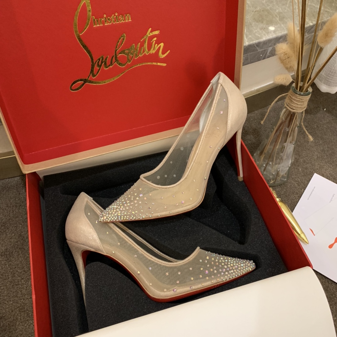 NO:441363,Rhinestone mesh series Apricot cloth with colored diamonds (custom made without return or replacement) [Details] 1 Original 1:1 debugging last, perfectly slender, full line feel, 2 The paper grid is repeatedly modified, the upper is made of the whole leather, without splicing marks (please distinguish it from the common conventional model in the market) It costs materials and labor-intensive, 3 Latest self-adhesive foot pads, breaking the unpleasant glue smell, truly colorless and odorless... 4 Upgrade real half-code, 35.5 36.5 37.5... 5 With high-end gift box packaging, high-end and atmospheric, more noble... [Material] Original high-density mesh cloth, with imported super flash 18 cut-in triangle rhinestones, which basically does not drop the diamond!  The flashes can be said to be amazing. The exclusive mold opening material is alloy steel. The original Italian imported AR1 top leather sole has various prices in the market. We believe in the power of quality. We believe in tasteful customers. Number of codes 34-35-35.5-36-36.5-37-37.5-38-39-40-41-42 (34.40.41.42. Half-coded, no return or exchange) Heel high flat sole/6.5CM/8.5CM/10CM Color silver tail color diamond, naked tail color diamond, black tail black diamond, fantasy color color diamond, gold mirror tail gold diamond, apricot suede tail color diamond, single shoes, christian louboutin, Leather soles19860909水钻网纱系列 杏布配彩钻（定做不退不换）【细节】 1原版1:1调试楦型,完美修长,线条感十足, 2纸格反复修改,鞋面是整张皮一体成型,没有拼接痕迹（请区别于市场普遍的常规款做法）费料费工, 3最新自贴垫脚,打破难闻的胶水气味,真正做到无色无味…… 4升级真半码,35.5 36.5 37.5…… 5配高档礼盒包装,高端大气,更显尊贵......【材质】 原版高密度网布 外搭配进口超闪18个切面倒三角水钻 达到基本不掉钻！ 光闪度可以说十分惊艳 跟独家开模材料是合金钢 原版意大利进口AR1顶级真皮大底 市场各种价格都有,我们相信品质得力量 更相信有品味的客户 码数34-35-35.5-36-36.5-37-37.5-38-39-40-41-42（34.40.41.42.半码订做,不退换） 跟高平底/6.5CM/8.5CM/10CM 颜色银尾彩钻、裸尾彩钻、黑尾黑钻、幻彩尾彩钻、金镜面尾金钻、杏绒面尾彩钻,单鞋,christian louboutin,Leather soles,Women's Shoes