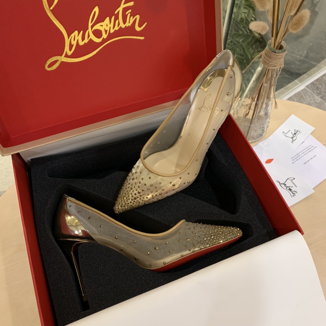 NO:441347,Rhinestone mesh series Mirror gold with gold diamonds (custom made without return or replacement) [Details] 1 Original 1:1 debugging last, perfectly slender, full line feel, 2 The paper grid is repeatedly modified, the upper is made of the whole leather, without splicing marks (please distinguish it from the common conventional model in the market) It costs materials and labor-intensive, 3 Latest self-adhesive foot pads, breaking the unpleasant glue smell, truly colorless and odorless... 4 Upgrade real half-code, 35.5 36.5 37.5... 5 With high-end gift box packaging, high-end and atmospheric, more noble... [Material] Original high-density mesh fabric, externally matched with imported super flash 18 cut-in triangle rhinestones, achieving basically no diamond loss!  The flashes can be said to be amazing. The exclusive mold opening material is alloy steel. The original Italian imported AR1 top leather outsole has various prices in the market. We believe in the power of quality. We believe in customers with taste. Number of codes 34-35-35.5-36-36.5-37-37.5-38-39-40-41-42 Heel high flat bottom/6.5CM/8.5CM/10CM Color silver tail color diamond, naked tail color diamond, black tail black diamond, fantasy color color diamond, gold mirror tail gold diamond, apricot suede tail color diamond, single shoes, christian louboutin, Leather soles19860909水钻网纱系列 镜面金配金钻（定做不退不换）【细节】 1原版1:1调试楦型,完美修长,线条感十足, 2纸格反复修改,鞋面是整张皮一体成型,没有拼接痕迹（请区别于市场普遍的常规款做法）费料费工, 3最新自贴垫脚,打破难闻的胶水气味,真正做到无色无味…… 4升级真半码,35.5 36.5 37.5…… 5配高档礼盒包装,高端大气,更显尊贵......【材质】 原版高密度网布 外搭配进口超闪18个切面倒三角水钻 达到基本不掉钻！ 光闪度可以说十分惊艳 跟独家开模材料是合金钢 原版意大利进口AR1顶级真皮大底 市场各种价格都有,我们相信品质得力量 更相信有品味的客户 码数34-35-35.5-36-36.5-37-37.5-38-39-40-41-42 跟高平底/6.5CM/8.5CM/10CM 颜色银尾彩钻、裸尾彩钻、黑尾黑钻、幻彩尾彩钻、金镜面尾金钻、杏绒面尾彩钻,单鞋,christian louboutin,Leather soles,Women's Shoes