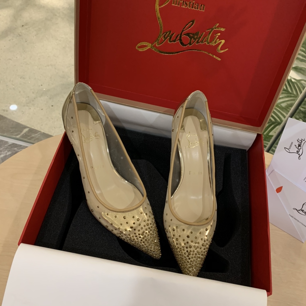 NO:441344,Rhinestone mesh series Mirror gold with gold diamonds (custom made without return or replacement) [Details] 1 Original 1:1 debugging last, perfectly slender, full line feel, 2 The paper grid is repeatedly modified, the upper is made of the whole leather, without splicing marks (please distinguish it from the common conventional model in the market) It costs materials and labor-intensive, 3 Latest self-adhesive foot pads, breaking the unpleasant glue smell, truly colorless and odorless... 4 Upgrade real half-code, 35.5 36.5 37.5... 5 With high-end gift box packaging, high-end and atmospheric, more noble... [Material] Original high-density mesh fabric, externally matched with imported super flash 18 cut-in triangle rhinestones, achieving basically no diamond loss!  The flashes can be said to be amazing. The exclusive mold opening material is alloy steel. The original Italian imported AR1 top leather outsole has various prices in the market. We believe in the power of quality. We believe in customers with taste. Number of codes 34-35-35.5-36-36.5-37-37.5-38-39-40-41-42- Heel high flat sole/6.5CM/8.5CM/10CM Color silver tail color diamond, naked tail color diamond, black tail black diamond, fantasy color color diamond, gold mirror tail gold diamond, apricot suede tail color diamond, single shoes, christian louboutin, Leather soles19860909水钻网纱系列 镜面金配金钻（定做不退不换）【细节】 1原版1:1调试楦型,完美修长,线条感十足, 2纸格反复修改,鞋面是整张皮一体成型,没有拼接痕迹（请区别于市场普遍的常规款做法）费料费工, 3最新自贴垫脚,打破难闻的胶水气味,真正做到无色无味…… 4升级真半码,35.5 36.5 37.5…… 5配高档礼盒包装,高端大气,更显尊贵......【材质】 原版高密度网布 外搭配进口超闪18个切面倒三角水钻 达到基本不掉钻！ 光闪度可以说十分惊艳 跟独家开模材料是合金钢 原版意大利进口AR1顶级真皮大底 市场各种价格都有,我们相信品质得力量 更相信有品味的客户 码数34-35-35.5-36-36.5-37-37.5-38-39-40-41-42- 跟高平底/6.5CM/8.5CM/10CM 颜色银尾彩钻、裸尾彩钻、黑尾黑钻、幻彩尾彩钻、金镜面尾金钻、杏绒面尾彩钻,单鞋,christian louboutin,Leather soles,Women's Shoes