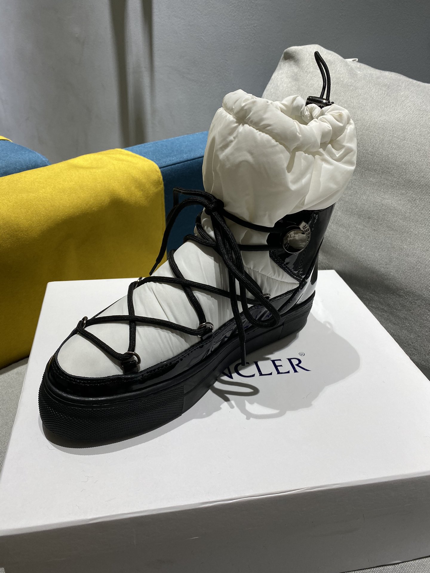 Moncler Snow Boots: Warm, Fashionable, and Practical Winter Essential - 图片 4
