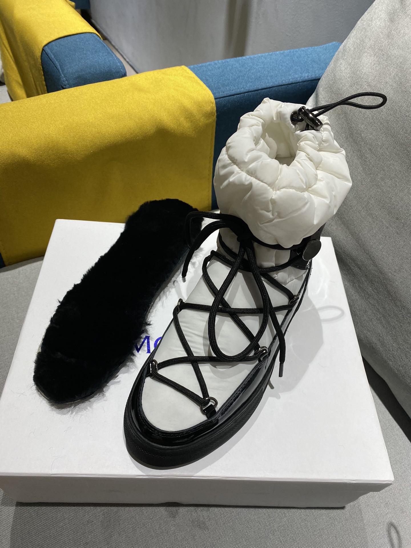 Moncler Snow Boots: Warm, Fashionable, and Practical Winter Essential - 图片 8