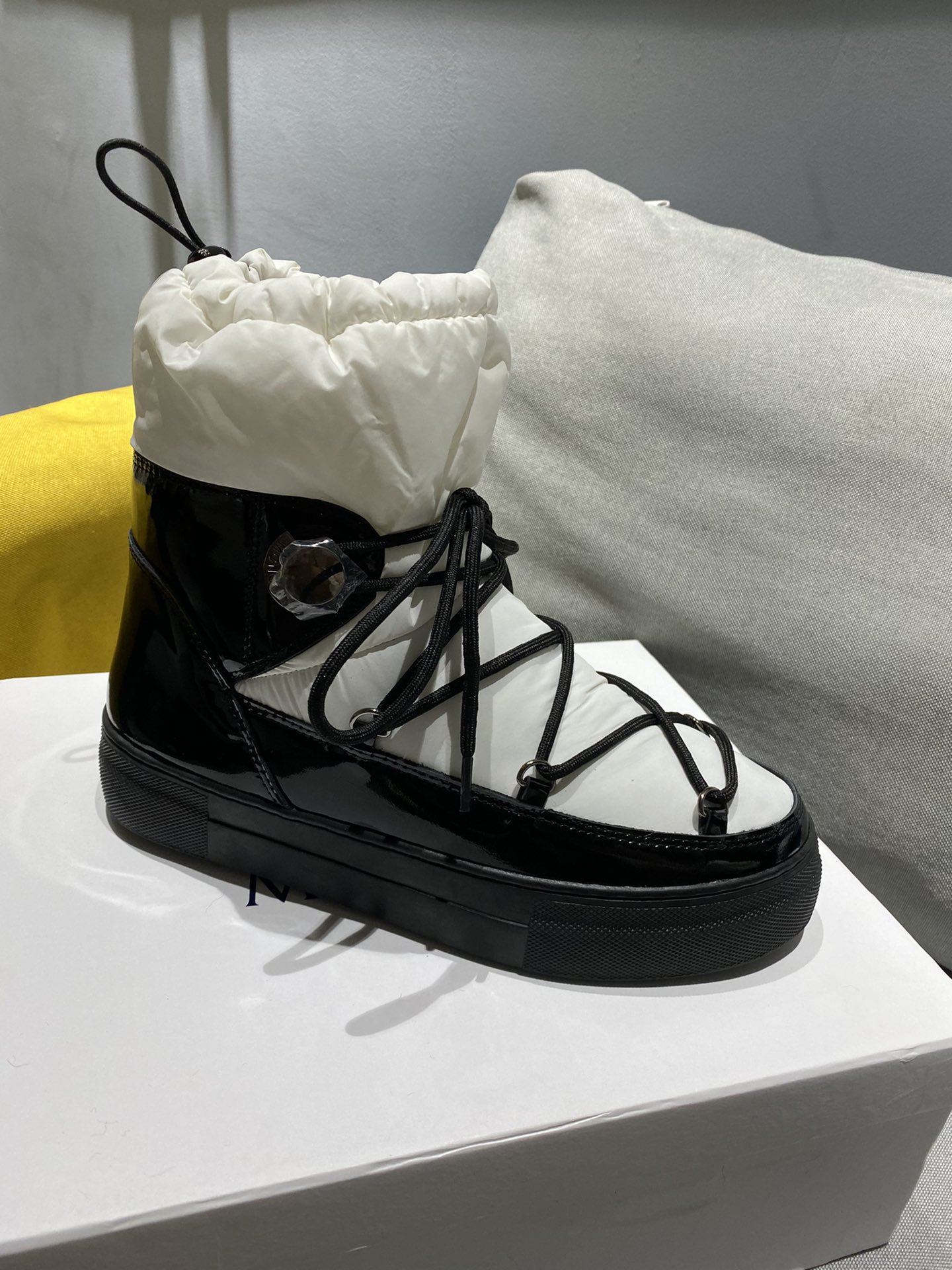 Moncler Snow Boots: Warm, Fashionable, and Practical Winter Essential - 图片 3