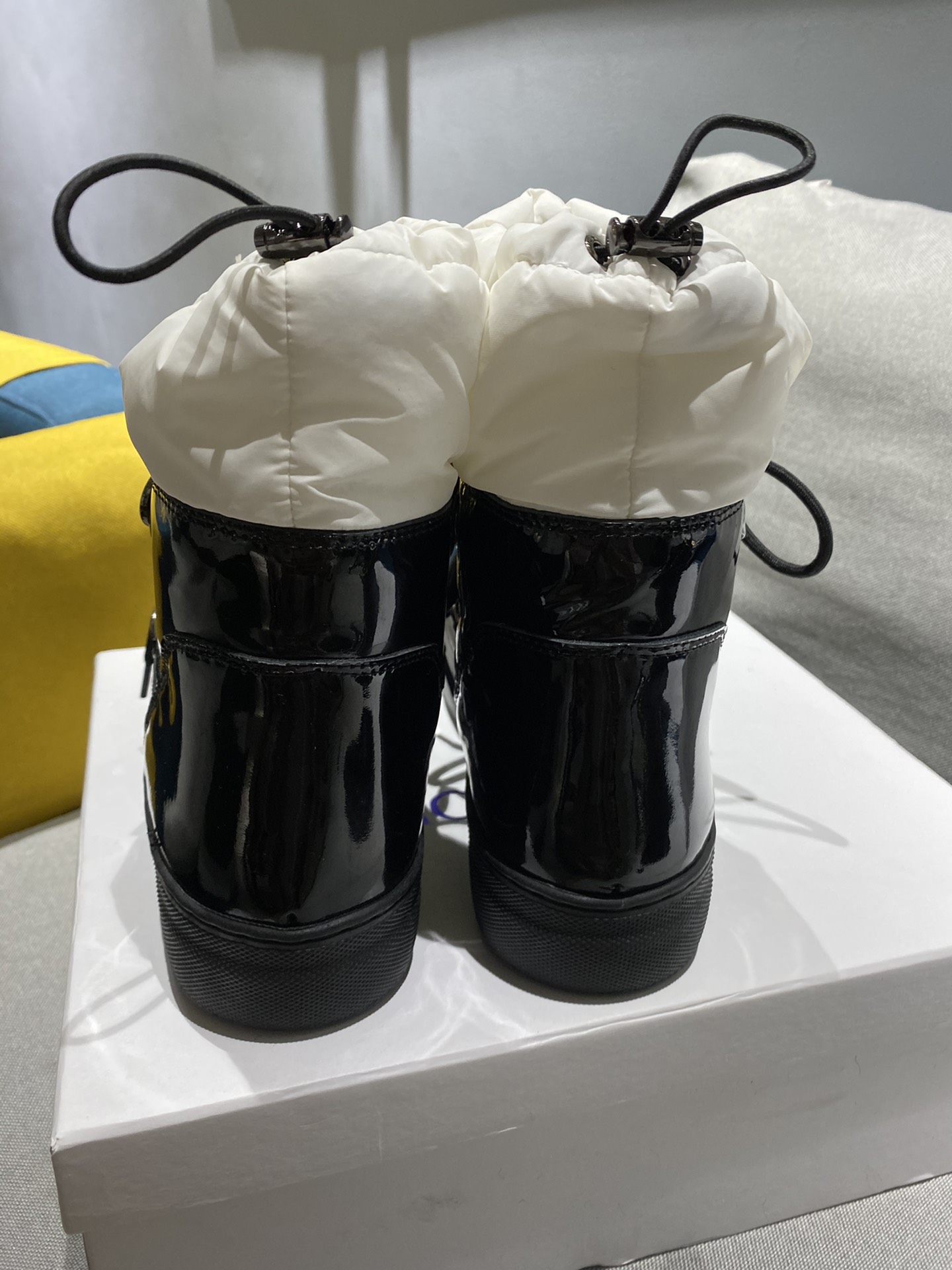 Moncler Snow Boots: Warm, Fashionable, and Practical Winter Essential - 图片 7