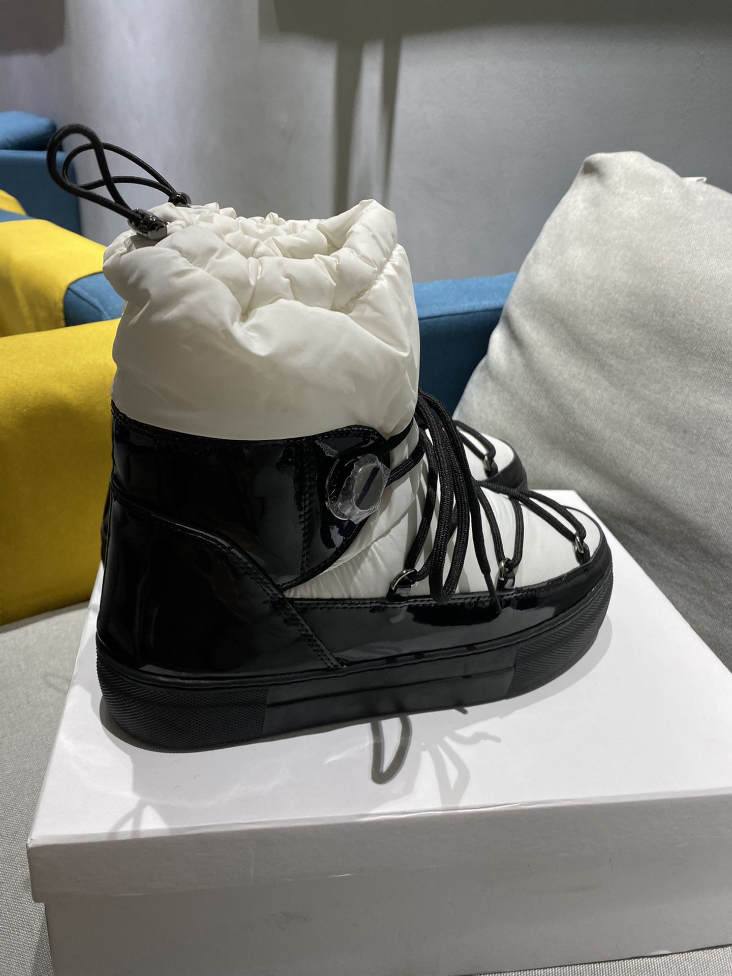 Moncler Snow Boots: Warm, Fashionable, and Practical Winter Essential - 图片 6