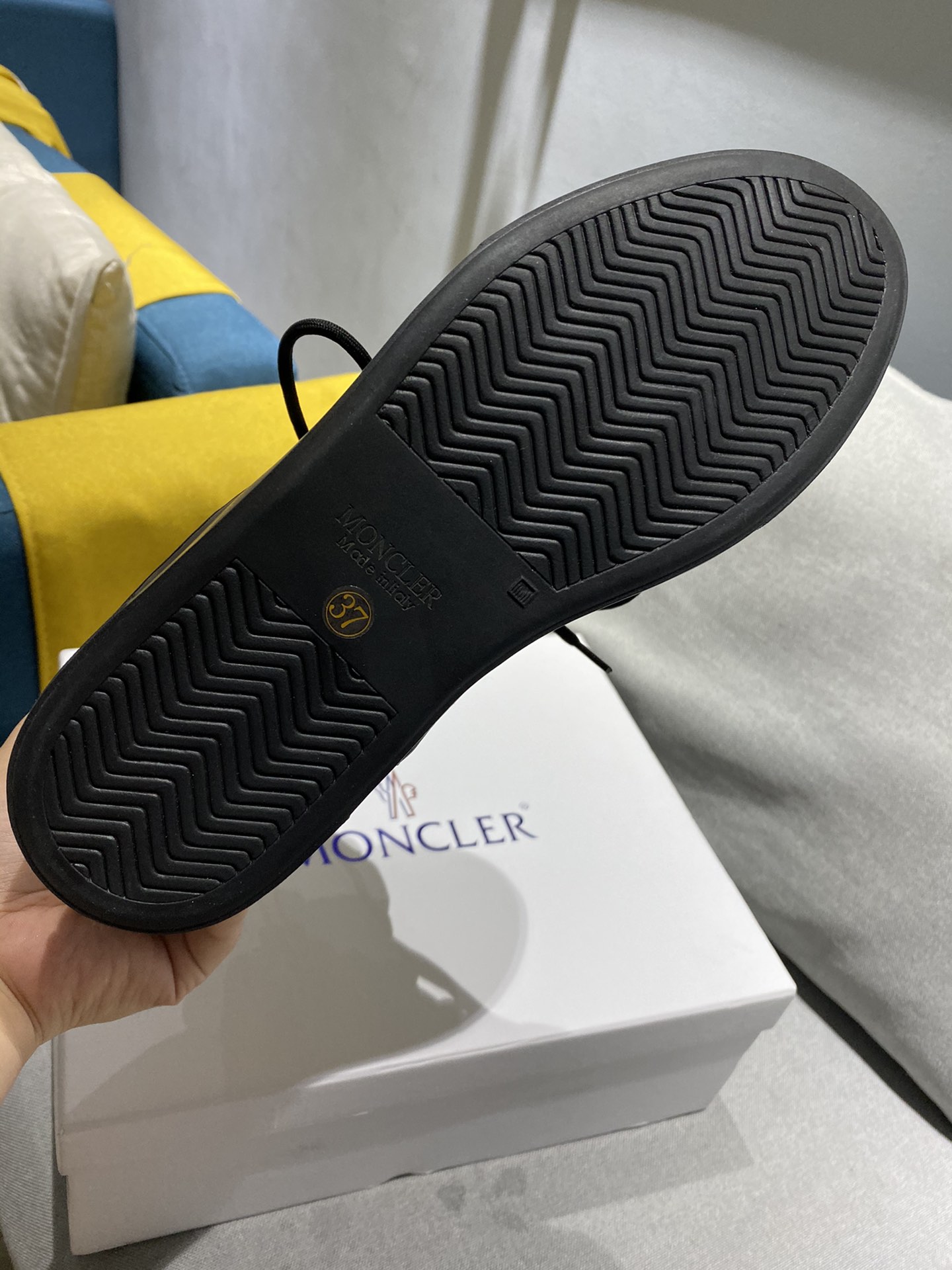 Moncler Snow Boots: Warm, Fashionable, and Practical Winter Essential - 图片 9