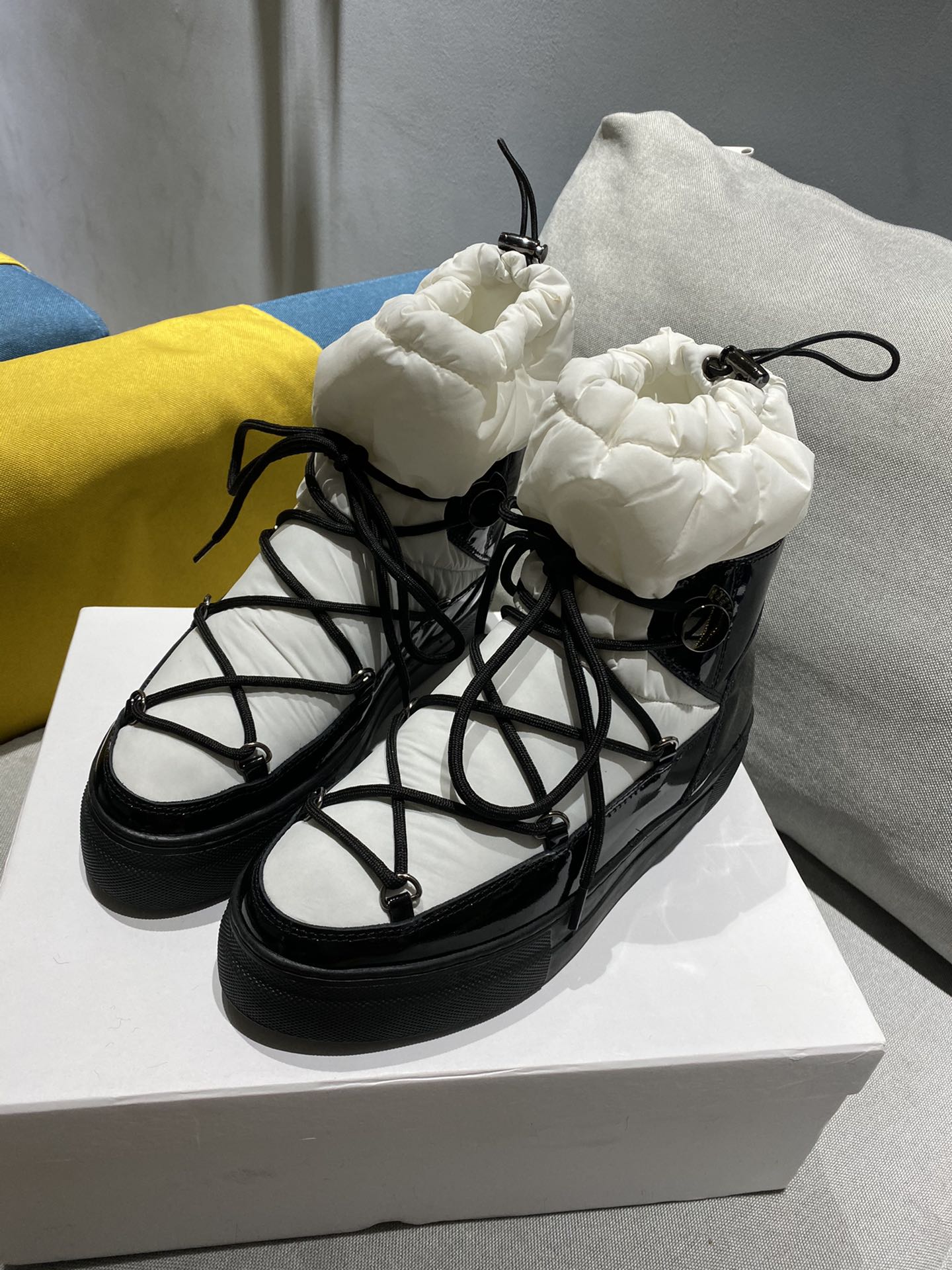 Moncler Snow Boots: Warm, Fashionable, and Practical Winter Essential - 图片 2