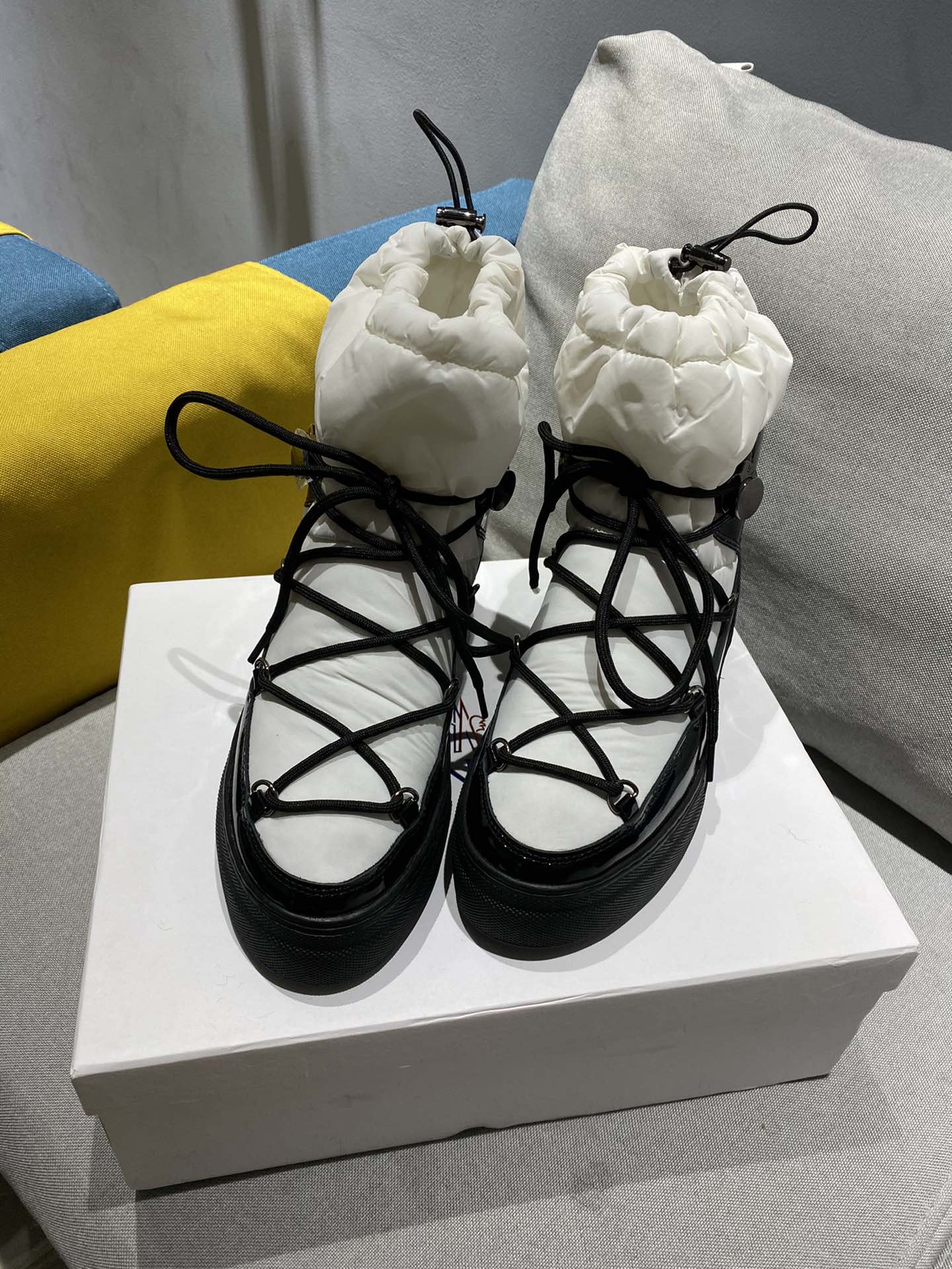 Moncler Snow Boots: Warm, Fashionable, and Practical Winter Essential - 图片 1