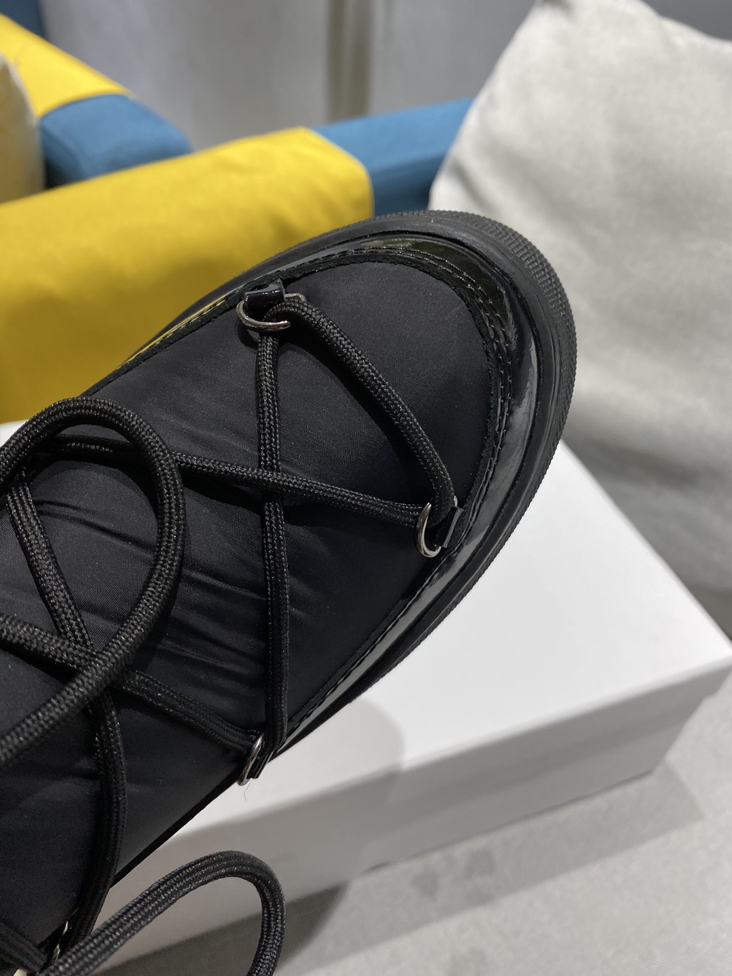 Moncler Snow Boots: Warm, Practical, Fashionable Winter Essential - 图片 5