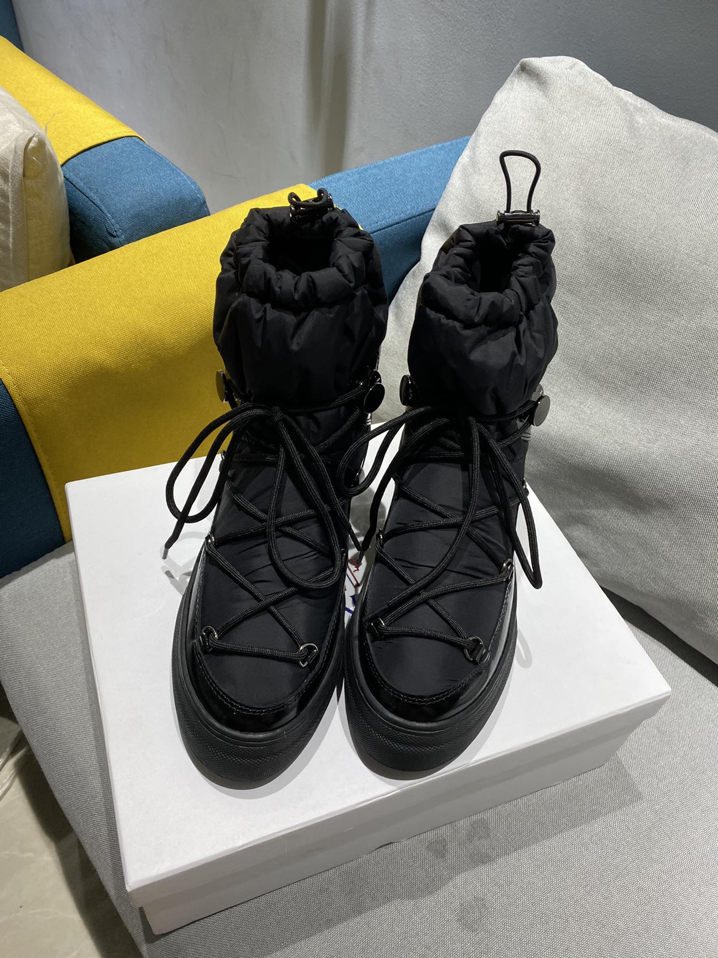 Moncler Snow Boots: Warm, Practical, Fashionable Winter Essential - 图片 1
