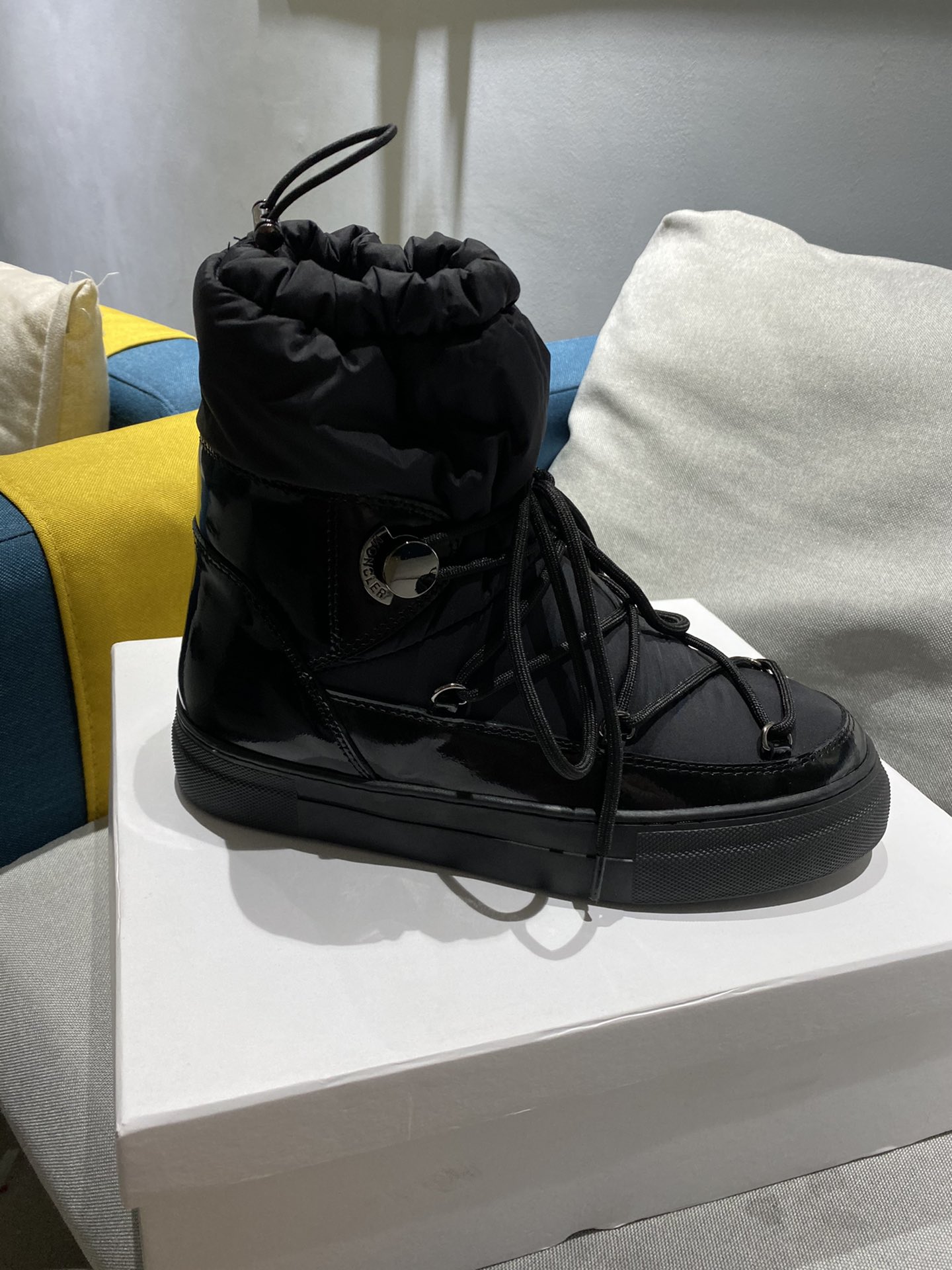 Moncler Snow Boots: Warm, Practical, Fashionable Winter Essential - 图片 3