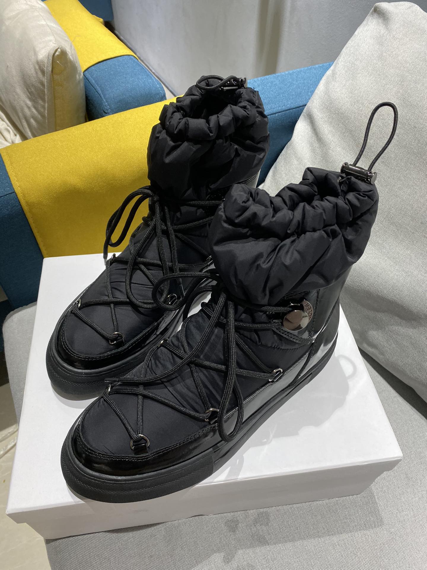 Moncler Snow Boots: Warm, Practical, Fashionable Winter Essential - 图片 2
