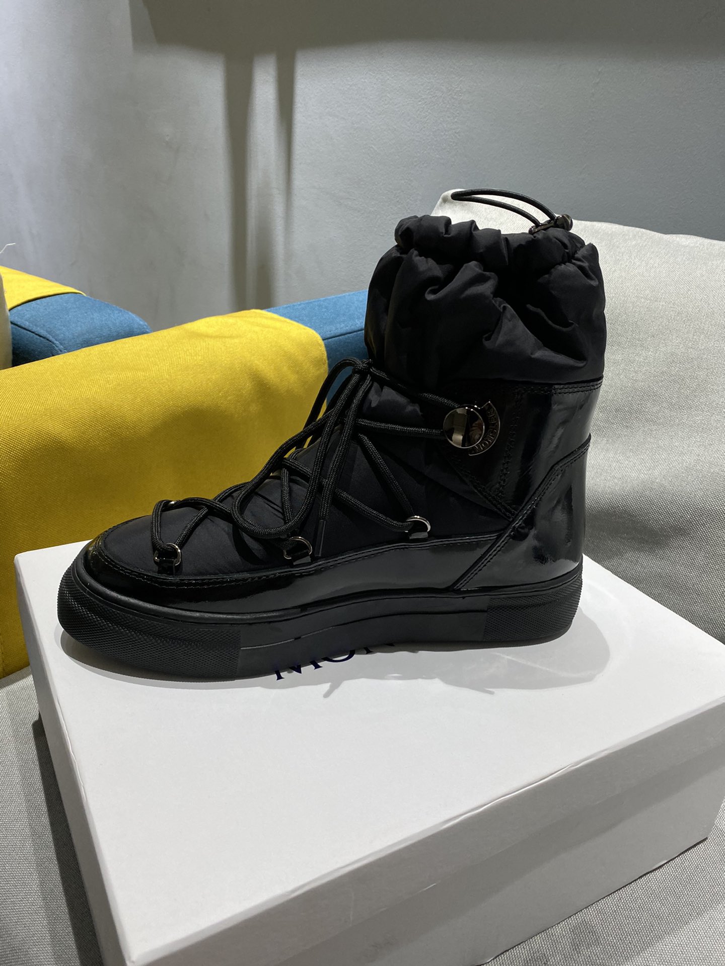 Moncler Snow Boots: Warm, Practical, Fashionable Winter Essential - 图片 4