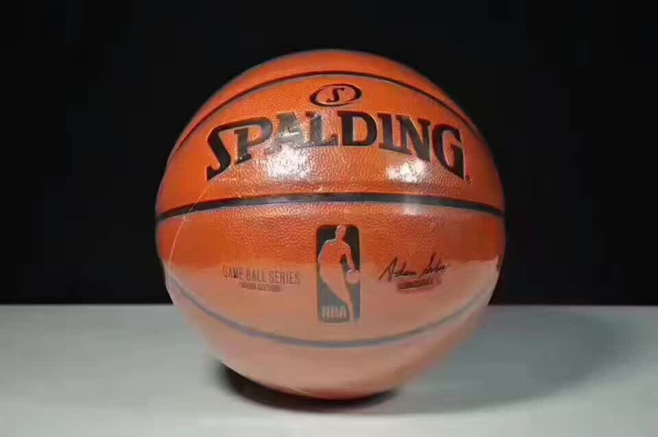 本地自取75
正品Spalding斯伯丁7号男子篮球
型号74-570Y【耐磨软皮】
系列:NBA比赛用球系列
规格:7号（标准用球 ）
场地:适合室内室外
材质:PU篮球
🏀🏀🏀🏀🏀🏀

另售：🔥🔥
——————————————
配件:球袋，网兜，2球针，气筒。加10元。
——————————————
斯伯丁单肩球包另加25元。
——————————————
冠军社会人联名款护臂，另加:25元[对]
——————————————
🔥注意事项🔥: 

充气前请充分湿润球针，用肥皂水为佳，防止气门受损，造成气门漏气。

本地现货！！有量有价！！主推另询！！