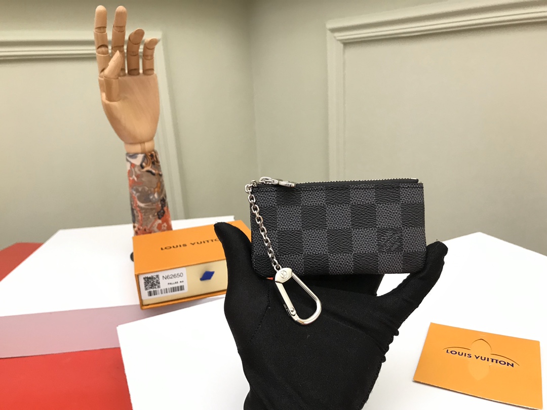 NO:671969,[Top original order] N62650 black elegant and practical small leather bag, used to hold change and keys, can be easily placed in handbags or clothing pockets. 12×7×1cm, packaging: with packaging box, LV wallet, louis vuitton, wallets19860909【顶级原单】N62650黑格雅致又实用的小皮包,供放零钱和钥匙之用,可轻易放到手袋或衣服口袋.12×7×1cm,包装:配包装盒,,LV钱包,louis vuitton,wallets,欧美剧