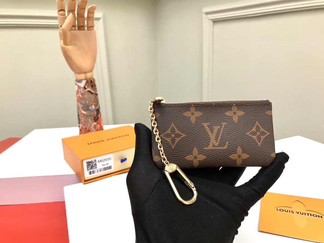 NO:671973,[Top original order] M62650 Presbyopia is an elegant and practical small leather bag, used to hold change and keys, and can be easily placed in a handbag or clothing pocket. 12×7×1cm, packaging: with packaging box, LV wallet, Louis Vuitton, wallets19860909【顶级原单】M62650老花雅致又实用的小皮包,供放零钱和钥匙之用,可轻易放到手袋或衣服口袋.12×7×1cm,包装:配包装盒,,LV钱包,louis vuitton,wallets,欧美剧