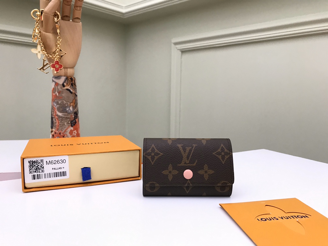 NO:671975,[Top original order] M62630 presbyopic pink design, small and exquisite key bag, equipped with six locks that can fasten six keys. Made of Monogram canvas, it can be paired with a handbag or briefcase, which is both practical and beautiful. Size: 10x7cm, packaging: with packaging box, LV wallet, Louis Vuitton, wallets19860909【顶级原单】M62630老花粉色设计小巧精致的钥匙包,设有六个可系扣六把钥匙的锁扣.采用Monogram帆布制造,配衬手袋或公事包,既实用又美观.尺寸:10x7cm,包装:配包装盒,,LV钱包,louis vuitton,wallets,欧美剧