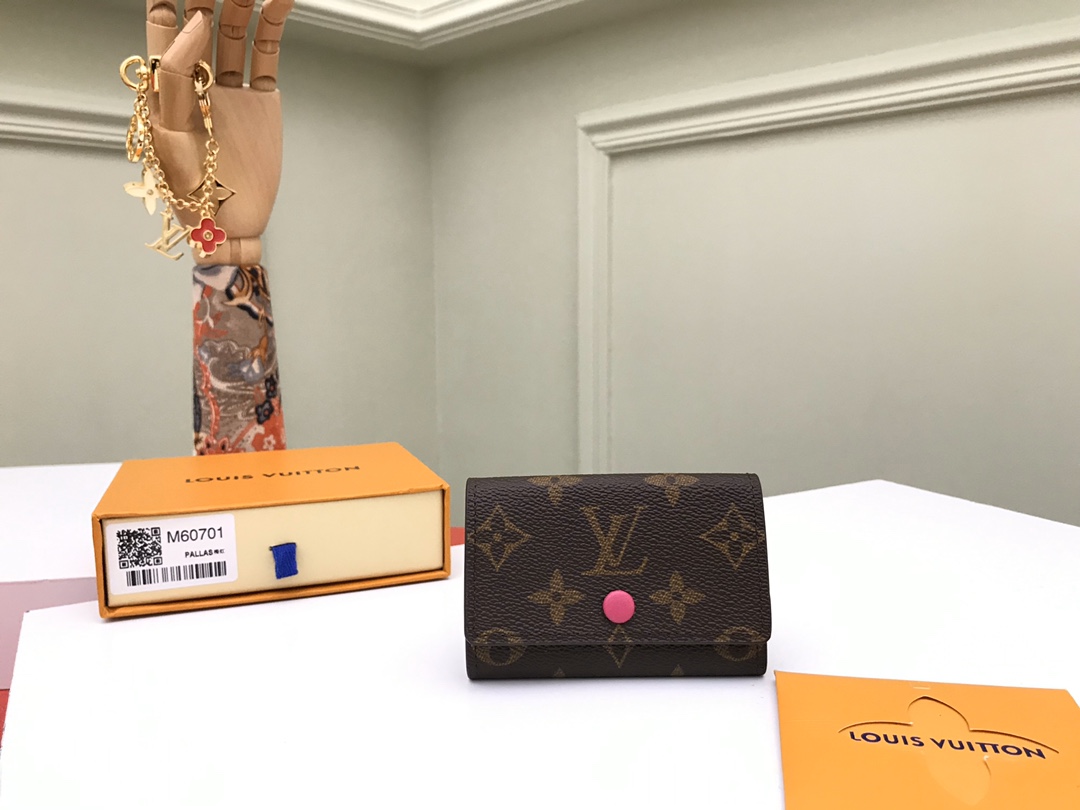 NO:671960,[Top original order] M62630 presbyopic rose red design, small and exquisite key bag, equipped with six locks that can fasten six keys. Made of Monogram canvas, it can be paired with a handbag or briefcase, which is both practical and beautiful. Size: 10x7cm, packaging: with packaging box, LV wallet, Louis Vuitton, wallets19860909【顶级原单】M62630老花玫红设计小巧精致的钥匙包,设有六个可系扣六把钥匙的锁扣.采用Monogram帆布制造,配衬手袋或公事包,既实用又美观.尺寸:10x7cm,包装:配包装盒,,LV钱包,louis vuitton,wallets,欧美剧