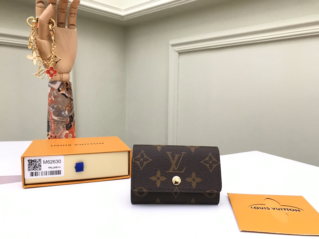 NO:671962,[Top original order] M62630 presbyopic design, small and exquisite key bag, equipped with six locks that can fasten six keys. Made of Monogram canvas, it can be paired with a handbag or briefcase, which is both practical and beautiful. Size: 10x7cm, packaging: with packaging box, LV wallet, Louis Vuitton, wallets19860909【顶级原单】M62630老花设计小巧精致的钥匙包,设有六个可系扣六把钥匙的锁扣.采用Monogram帆布制造,配衬手袋或公事包,既实用又美观.尺寸:10x7cm,包装:配包装盒,,LV钱包,louis vuitton,wallets,欧美剧