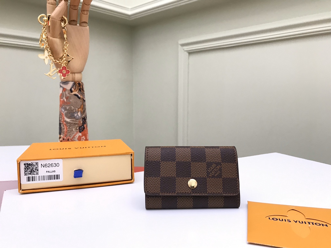 NO:671964,[Top original order] N62630 small and exquisite key bag with brown design, equipped with six locks that can fasten six keys. Made of Monogram canvas, it can be paired with a handbag or briefcase, which is both practical and beautiful. Size: 10x7cm, packaging: with packaging box, LV wallet, Louis Vuitton, wallets19860909【顶级原单】N62630啡格设计小巧精致的钥匙包,设有六个可系扣六把钥匙的锁扣.采用Monogram帆布制造,配衬手袋或公事包,既实用又美观.尺寸:10x7cm,包装:配包装盒,,LV钱包,louis vuitton,wallets,欧美剧