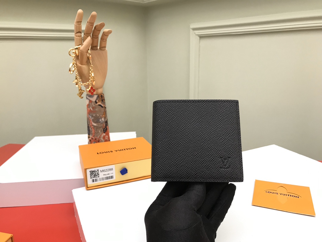 NO:671940,[Top original order] M62289 Cross Pattern This Monogram Marco wallet is designed with a snap pocket to store change, 3 credit card slots and a long banknote compartment. Size 10.5x10.5, packaging: with packaging box, LV wallet, louis vuitton, wallets19860909【顶级原单】M62289十字纹这款Monogram Marco钱夹设计有一个按扣袋,可收纳零钱,另有3个信用卡槽和一个长型纸钞隔层.尺寸10.5x10.5,包装:配包装盒,,LV钱包,louis vuitton,wallets,欧美剧