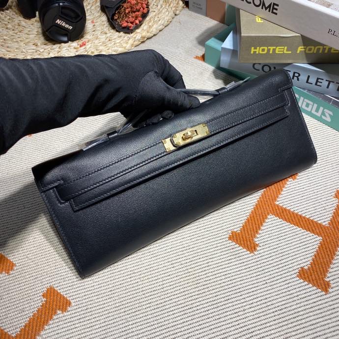 NO:699332,In stock, half-hand kelly cut 31 handbag, picture, black, in stock, gold and silver buckle, in stock, imported beeswax thread sewing ~ swift leather ~ pure steel hardware accessories ~ very classic, fashionable and trendy, a high-end handbag, a must-have for ladies and ladies ~ can be used as a handbag or an evening bag!  size31*14*3cm,Hermes,hermes,stuart weitzman,Hermes,19860909现货 半手kelly cut 31手包 图片 黑色 现货金银扣现货 进口蜜蜡线缝制～swift皮～ 纯钢五金配件～ 非常经典 时尚 潮流 上档次的一款手包 名媛 贵妇们必备款～ 可当手包 晚宴包都可以哦！ size31*14*3cm,爱马仕,hermes,stuart weitzman,Hermes,,Bag