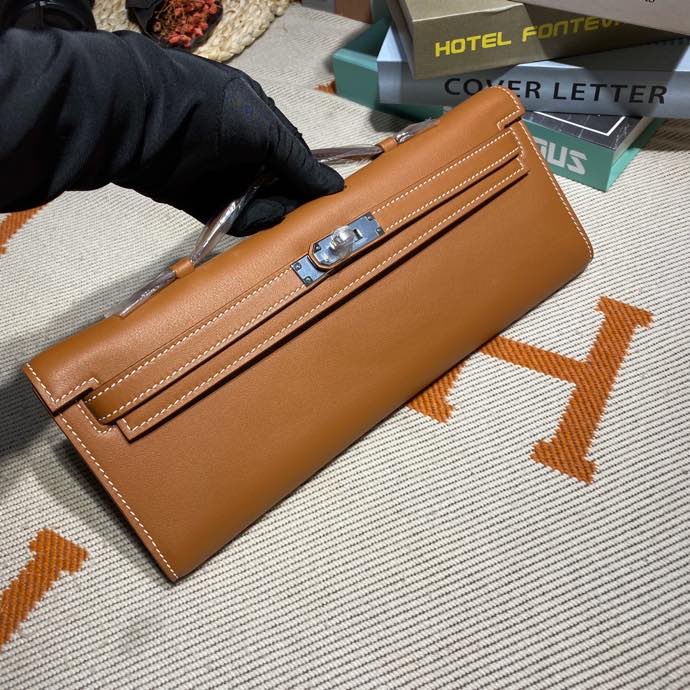 NO:699334,In stock, half-hand kelly cut 31 handbag, picture, golden brown, in stock, gold and silver buckle, in stock, imported beeswax thread sewing ~ swift leather ~ pure steel hardware accessories ~ very classic, fashionable and trendy, a high-end handbag, a must-have for ladies and ladies ~ can be used as a handbag or an evening bag!  size31*14*3cm,Hermes,hermes,stuart weitzman,Hermes,19860909现货 半手kelly cut 31手包 图片 金棕 现货金银扣现货 进口蜜蜡线缝制～swift皮～ 纯钢五金配件～ 非常经典 时尚 潮流 上档次的一款手包 名媛 贵妇们必备款～ 可当手包 晚宴包都可以哦！ size31*14*3cm,爱马仕,hermes,stuart weitzman,Hermes,,Bag