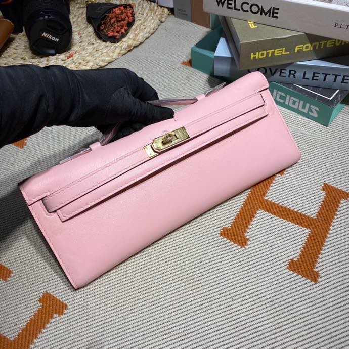 NO:699335,In stock, half-hand kelly cut 31 handbag, picture, milkshake powder, in stock, gold and silver buckle, in stock, imported beeswax thread sewing ~ swift leather ~ pure steel hardware accessories ~ very classic, fashionable and trendy, a high-end handbag, a must-have for ladies and ladies ~ can be used as a handbag or an evening bag!  size31*14*3cm,Hermes,hermes,stuart weitzman,Hermes,19860909现货 半手kelly cut 31手包 图片 奶昔粉 现货金银扣现货 进口蜜蜡线缝制～swift皮～ 纯钢五金配件～ 非常经典 时尚 潮流 上档次的一款手包 名媛 贵妇们必备款～ 可当手包 晚宴包都可以哦！ size31*14*3cm,爱马仕,hermes,stuart weitzman,Hermes,,Bag