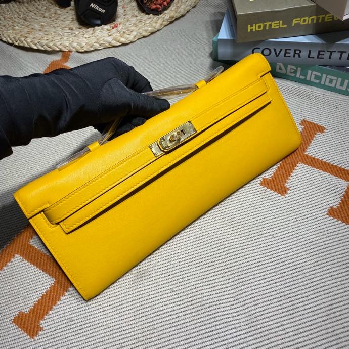 NO:699338,In stock, half-hand kelly cut 31 handbag, picture, amber yellow, in stock, gold and silver buckle, in stock, imported beeswax thread sewing ~ swift leather ~ pure steel hardware accessories ~ very classic, fashionable and trendy, a high-end handbag, a must-have for ladies and ladies ~ can be used as a handbag or an evening bag!  size31*14*3cm,Hermes,hermes,stuart weitzman,Hermes,19860909现货 半手kelly cut 31手包 图片 琥珀黄 现货金银扣现货 进口蜜蜡线缝制～swift皮～ 纯钢五金配件～ 非常经典 时尚 潮流 上档次的一款手包 名媛 贵妇们必备款～ 可当手包 晚宴包都可以哦！ size31*14*3cm,爱马仕,hermes,stuart weitzman,Hermes,,Bag