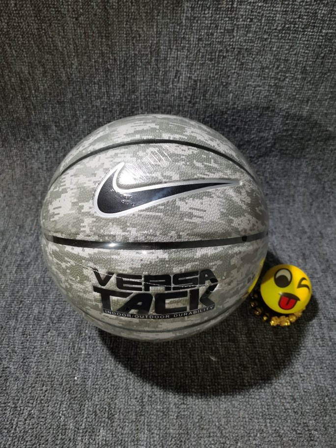 本地自取70
正品Nike/耐克篮球 经典系列花色球 
配色:迷彩灰 【耐磨pu软皮】
型号:7号标准球
场地:室内外木地板，水泥地板
🏀🏀🏀🏀🏀🏀
另售:
——————————————
配件:球袋，网兜，2球针，气筒。加10元。
——————————————
斯伯丁单肩球包另加:25元
——————————————
🏀🏀🏀🏀🏀🏀🏀🏀

🔥🔥注意事项🔥🔥: 
充气前请充分湿润球针，用肥皂水为佳，防止气门受损，造成气门漏气。