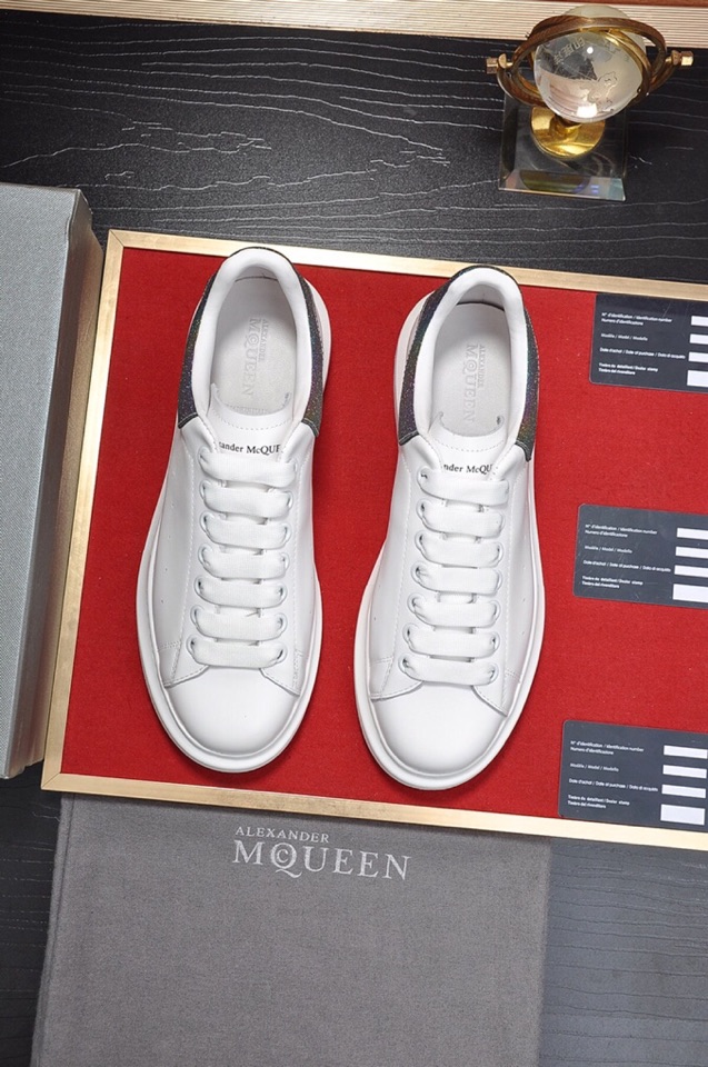 I5  市面最高版本 MQUEEN  麦昆 Alexander McQueen 情侣款：女35-40，男38-44小白鞋配色，官网同步发售想不出有任何理由不收它面料采用哑光头层牛皮面 最新材料，内里和垫脚是定制同面色的柔软羊皮 高端上档次原版大底 回弹度极佳 耐磨又舒适 鞋底厚4.5cm。