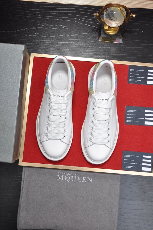 I5  市面最高版本 MQUEEN  麦昆 Alexander McQueen 情侣款：女35-40，男38-44小白鞋配色，官网同步发售想不出有任何理由不收它面料采用哑光头层牛皮面 最新材料，内里和垫脚是定制同面色的柔软羊皮 高端上档次原版大底 回弹度极佳 耐磨又舒适 鞋底厚4.5cm。