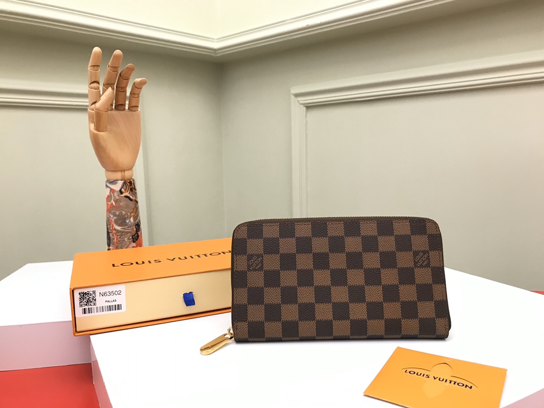 NO:671914,[Top original order] N63502 Zippy Organizer zipper wallet made of classic Monogram canvas. It is extremely compact and compact in shape, combining fashionable design and practical functionality. The wrap-around zipper opening brings together a series of practical functional elements, such as multiple credit card slots, zippered coin compartments and large ticket pockets. Size: 21.0x12.0cm, packaging: with packaging box, LV wallet, Louis Vuitton, wallets19860909【顶级原单】N63502啡格由经典Monogram帆布裁制而成的Zippy Organizer拉链钱夹,极为紧致小巧的造型,兼具设计时尚感与实用功能性.环绕式拉链开合,汇集一系列实用功能元素,如多个信用卡插槽、拉链硬币隔层与大号机票口袋.尺寸:21.0x12.0cm,包装:配包装盒,,LV钱包,louis vuitton,wallets,欧美剧