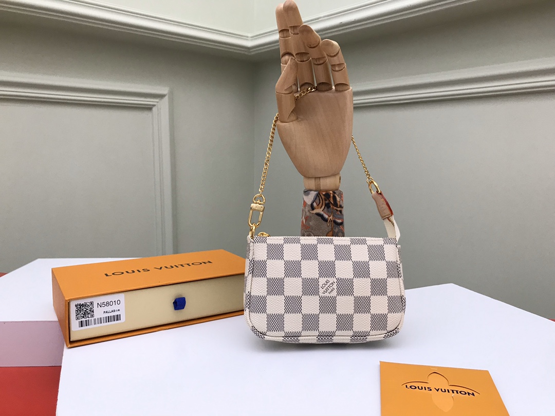 NO:671985,[Top original order] N58010 white plaid jewelry bag with zipper closure, attached gold chain, can be attached to the D-ring on most Louis Vuitton handbags. Size: 15.5x10.5x4.0cm, packaging: with packaging box, LV wallet, louis vuitton, louis vuitton, wallets19860909【顶级原单】N58010白格这款饰物包以拉链开合,附金链条,可附扣到大部分路易威登手袋设有的D形环上.尺寸:15.5x10.5x4.0cm,包装:配包装盒,,LV钱包,louis vuitton,louis vuitton,wallets,欧美剧