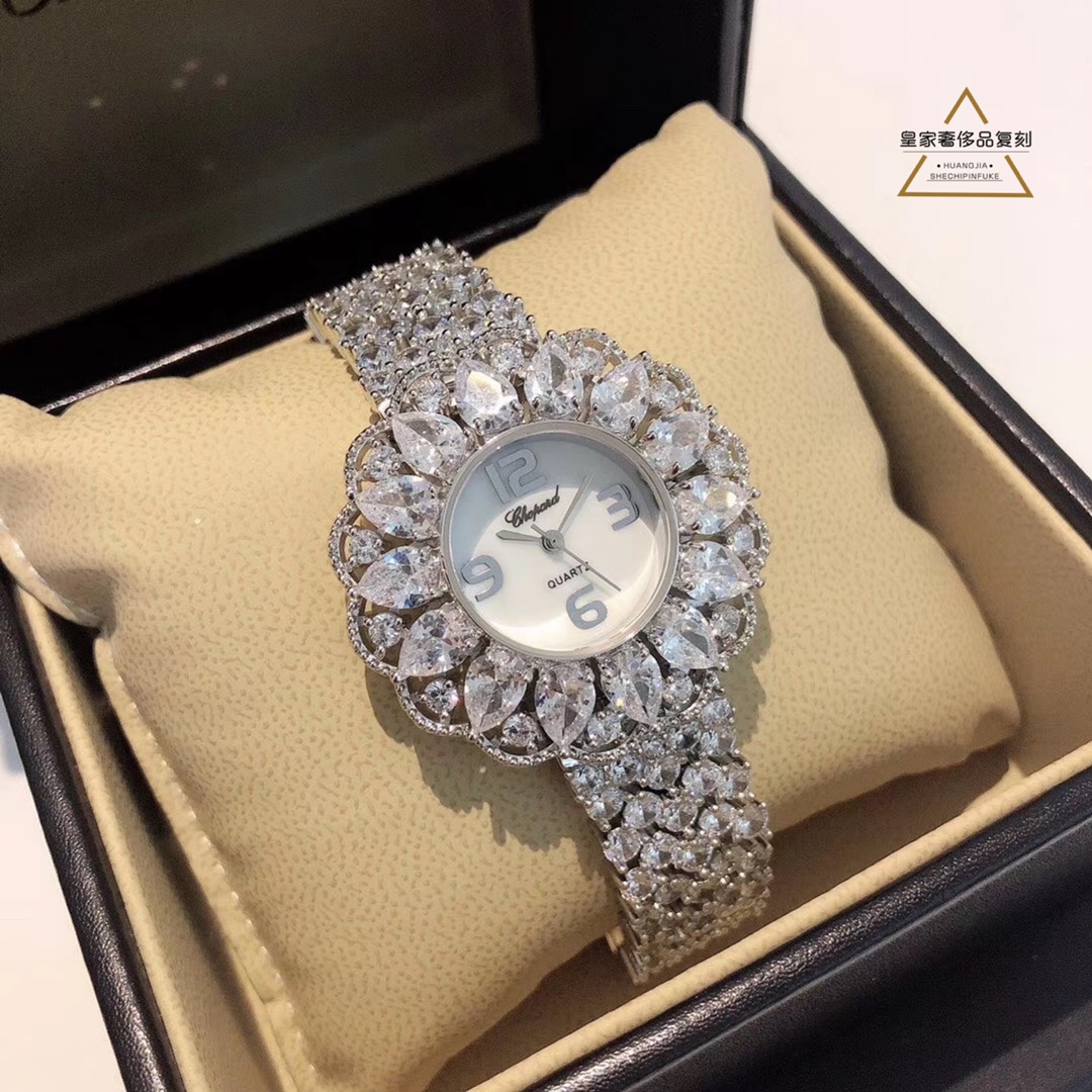 Chopard 萧邦全镶钻土豪款女表，适合参加各种聚会