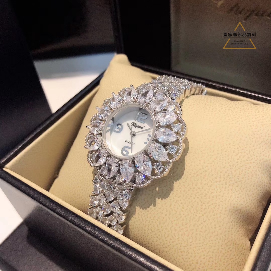 Chopard 萧邦全镶钻土豪款女表，适合参加各种聚会