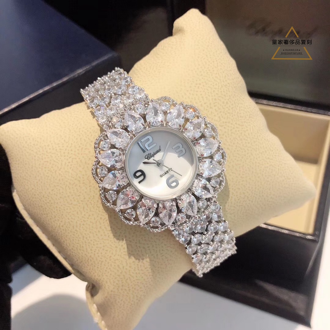 Chopard 萧邦全镶钻土豪款女表，适合参加各种聚会