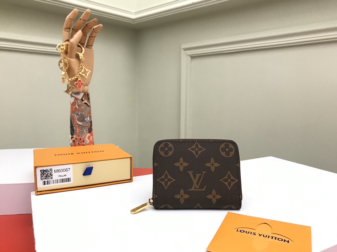 NO:672620,[Top original order] M60067 Presbyopic zipper coin purse provides the most ideal choice for urbanites. The bag is compact and can be used to hold change, credit cards and folded banknotes. Even if the pockets on your body are small, you can easily put it in. Size: 11x8, packaging: with packaging box, LV wallet, louis vuitton, wallets19860909【顶级原单】M60067老花这款拉链零钱包为都市人提供了最理想的选择.包身精巧紧凑,可以用来装零钱、信用卡和折叠起来的纸币.即使身上的口袋小,也可轻松地将它放入.尺寸:11x8,包装:配包装盒,,LV钱包,louis vuitton,wallets,欧美剧