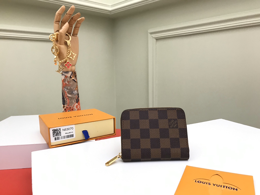 NO:672613,[Top original order] N63070 This zippered coin purse provides the most ideal choice for urbanites. The bag is compact and can be used to hold change, credit cards and folded banknotes. Even if the pockets on your body are small, you can easily put it in. Size: 11x8, packaging: with packaging box, LV wallet, louis vuitton, wallets19860909【顶级原单】N63070啡格这款拉链零钱包为都市人提供了最理想的选择.包身精巧紧凑,可以用来装零钱、信用卡和折叠起来的纸币.即使身上的口袋小,也可轻松地将它放入.尺寸:11x8,包装:配包装盒,,LV钱包,louis vuitton,wallets,欧美剧