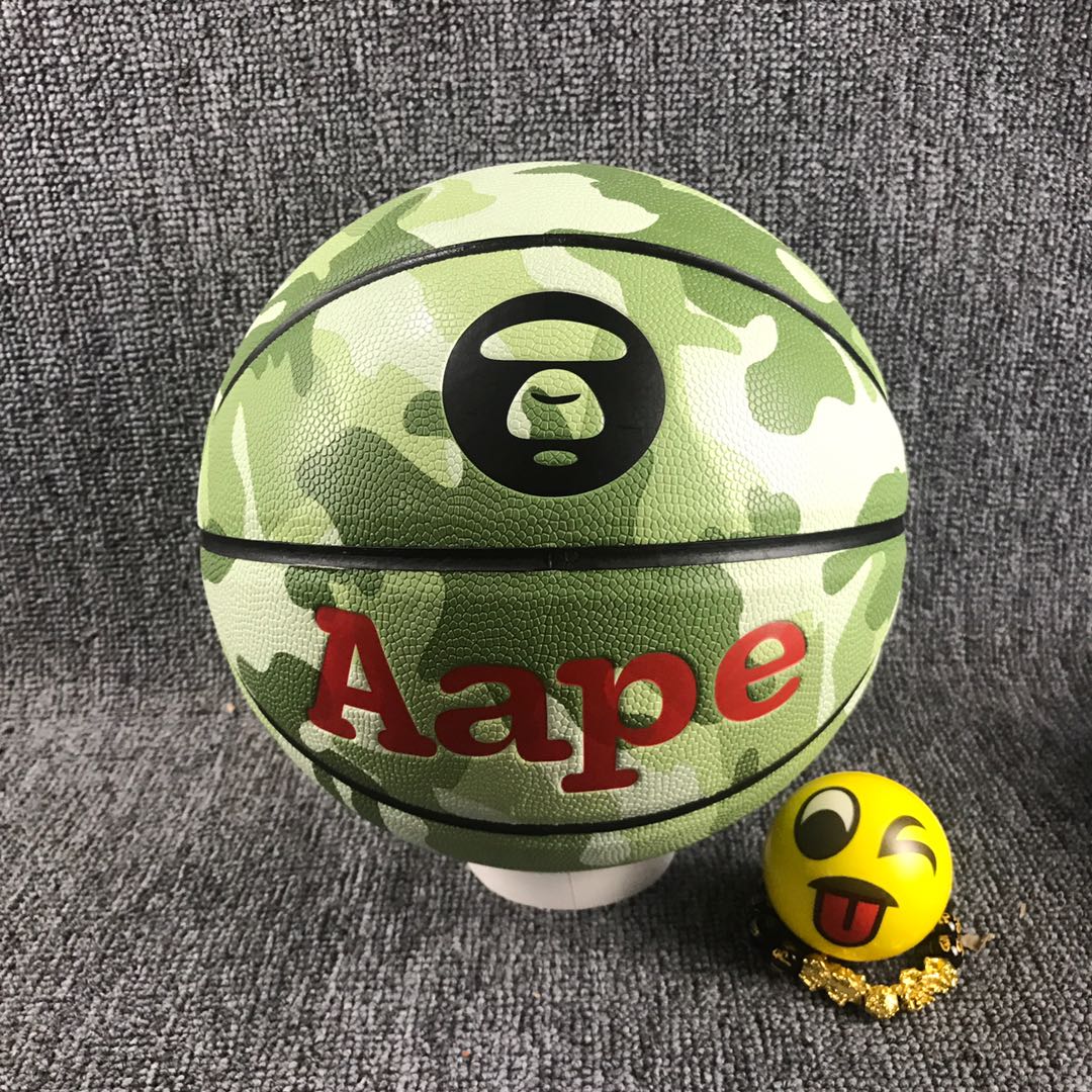 送男朋友礼物supreme/Aape猿人头联名款迷彩篮球男子7号标准篮球 礼盒装:带彩盒,带打气筒配件. 🏀🏀🏀🏀🏀🏀🏀🏀🏀🏀🏀🏀 另售: 斯伯丁单肩球包 另加25元 ————————————— 材质:耐磨pu软皮 品名:男子比赛用球 系列:联名款 适当场地: 水泥地/塑胶球场/室内外球场 ————————————————— 🔥🔥注意事项🔥🔥: 充气前请充分湿润球针,用肥皂水为佳,防止气门受损,造成气门漏气.